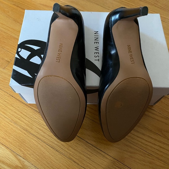 NEW WITH BOX NEVER WORN BLACK AND GOLD NINE WEST HEELS🖤💫 - Picture 3 of 5